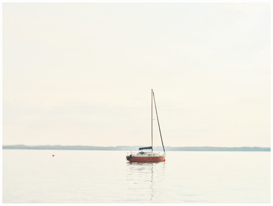 "morgenruhe" - angeleintes Segelboot am Chiemsee